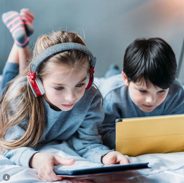 Digital øyebelastning
Når vi ser på skjermer over lengre tid uten pauser, kan øynene oppleve digital øyebelastning, også kalt datasyn. Vanlige symptomer inkluderer:
• Trøtte eller ømme øyne
• Hodepine
• Tørre øyne, fordi blinkefrekvensen reduseres foran skjermer

#barnsyn #barnesyn