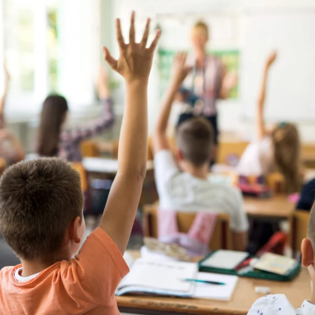 Denne uken starter skolen for de fleste barn, og vi vil gjerne dele noen tips for sunnere øyne:

📏Bruk 30-30-regelen: Hold minst 30 meters avstand når du leser eller bruker en skjerm, og ta en pause hvert 30. minutt.

⚖️Finn en balanse mellom for eksempel skjermtid og tid utendørs: Barn bør være utendørs minst to timer hver dag.

💡Sørg for at skjermen ikke er for lys eller for mørk, og at rommet har god belysning.

Les mer på barnsyn.no

#barnsyn #myopi